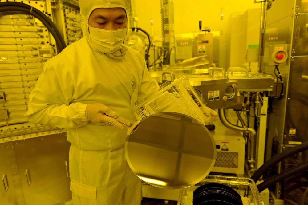 国产芯片为何卡在光刻机上!日本尼康社长:高级