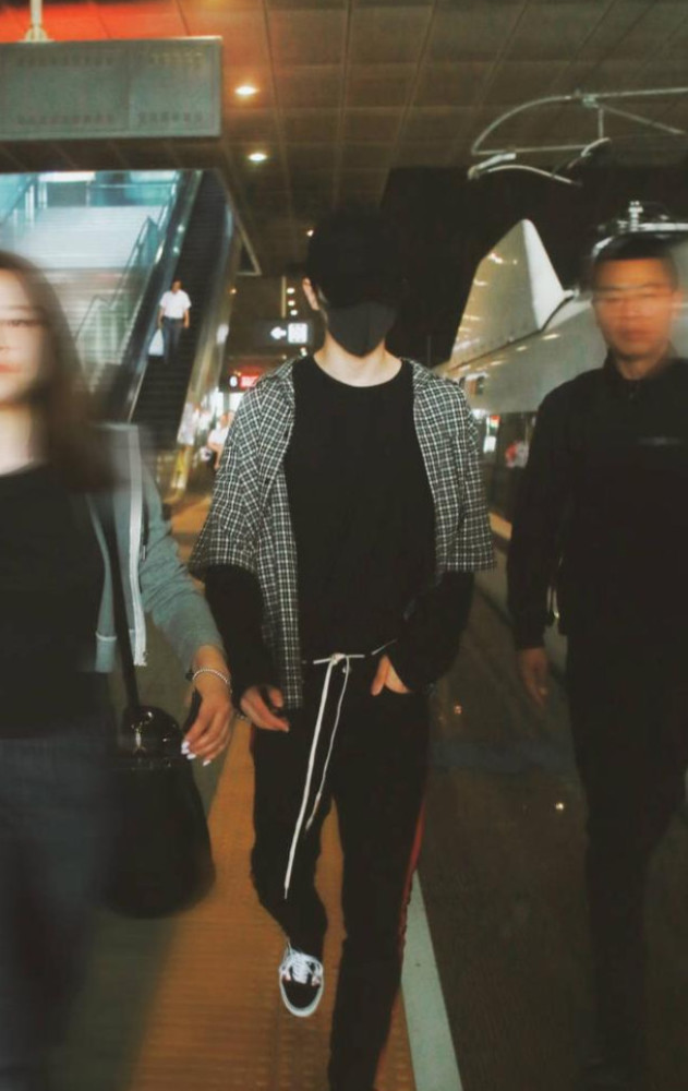 蔡徐坤腰间系鞋带,粉丝:这下省事了,过安检不用