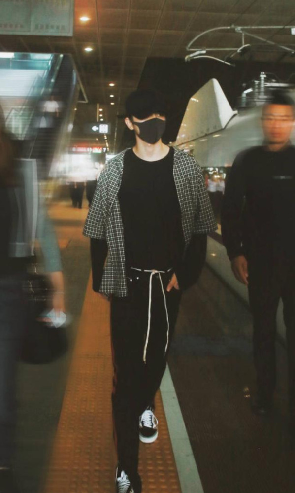 蔡徐坤腰间系鞋带,粉丝:这下省事了,过安检不用