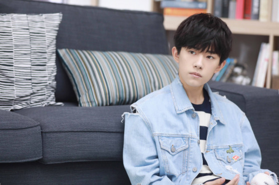 易烊千玺高考后首次现身,王菲亲切问候,说出的