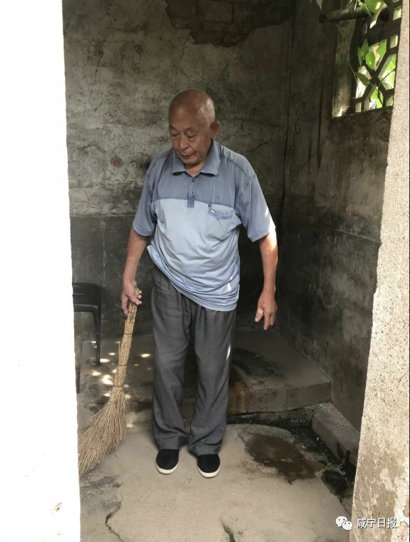 大爱!咸宁84岁老人义务清扫公厕23年,你愿意给他点赞吗?
