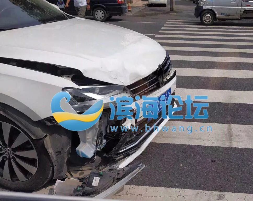 被撞的白色轿车