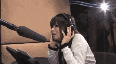 搞笑gif图:自从有了娃,喝瓶饮料都要像做贼一样小心翼