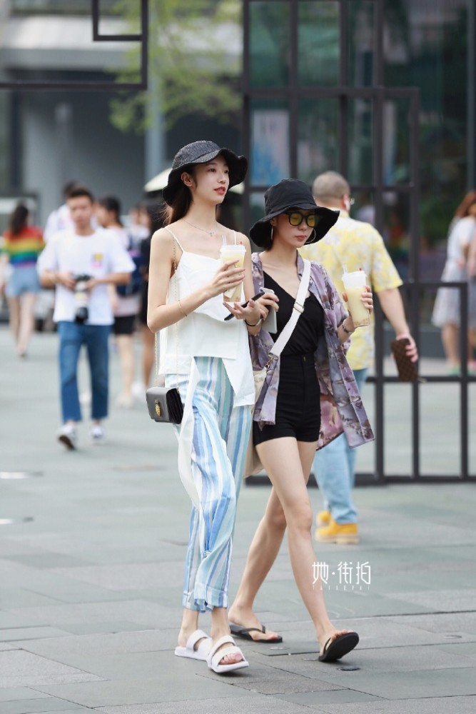 街拍成都:炎热的夏日,穿时尚清凉的风格,才能放心的出去玩!