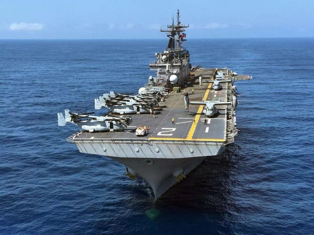 美国海军"埃塞克斯"号两栖攻击舰 不过,大多数分析人士认为伊朗可能