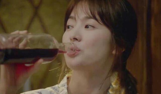宋慧乔美国开心就餐,乔妹喝红酒好甜,网友:有宋