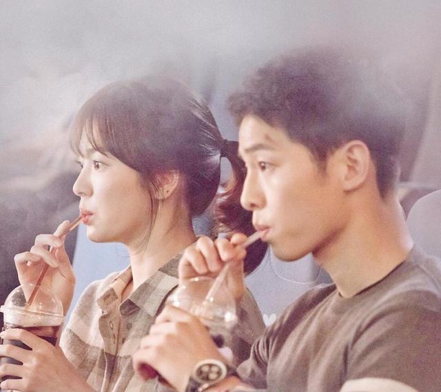 宋慧乔美国开心就餐,乔妹喝红酒好甜,网友:有宋