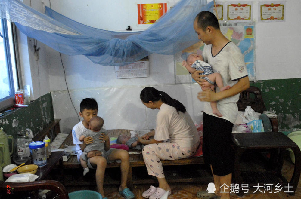 三胞胎出生花30万 现脑发育迟缓宝妈无奈自学