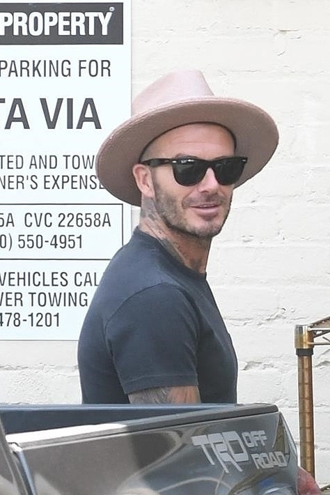 贝克汉姆带儿子罗密欧去美甲店,小贝寸头造型