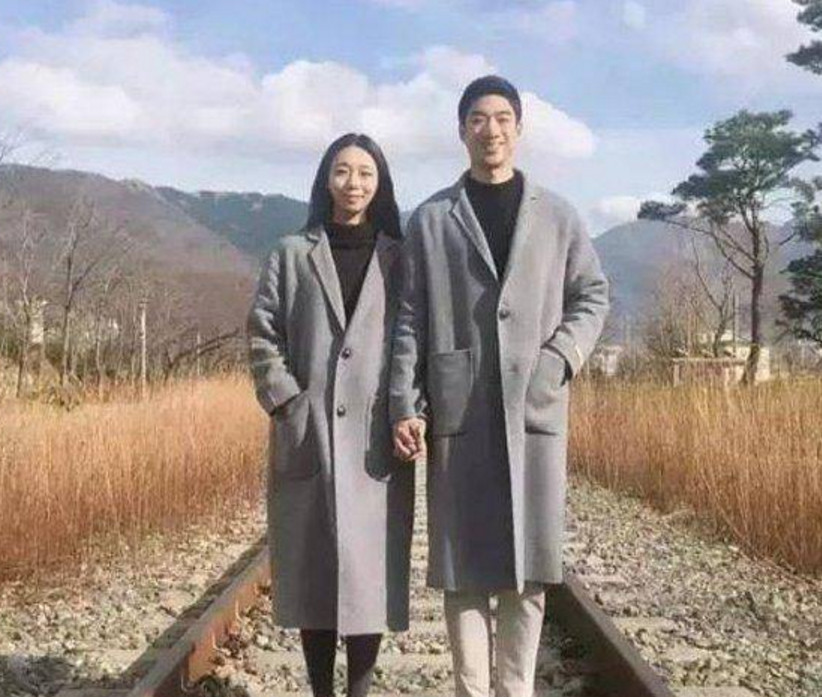 韩国小夫妻三年如一日的合影照片,就