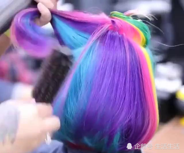 姑娘染了一个彩虹头发,五颜六色很花哨,网友:这是巴啦啦小魔仙