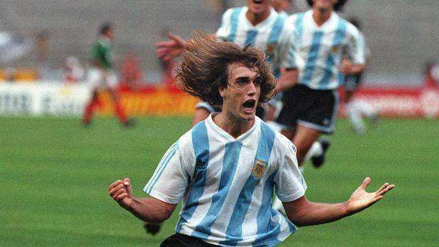 阿根廷 足球 巴蒂_阿根廷巴蒂的射门视频_阿根廷足球明星战神巴蒂
