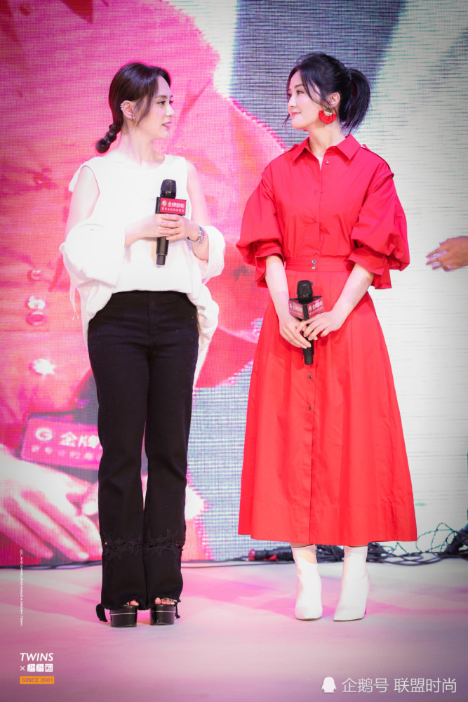 阿娇深V领开到肚脐眼,不想却被胯部给抢足了镜