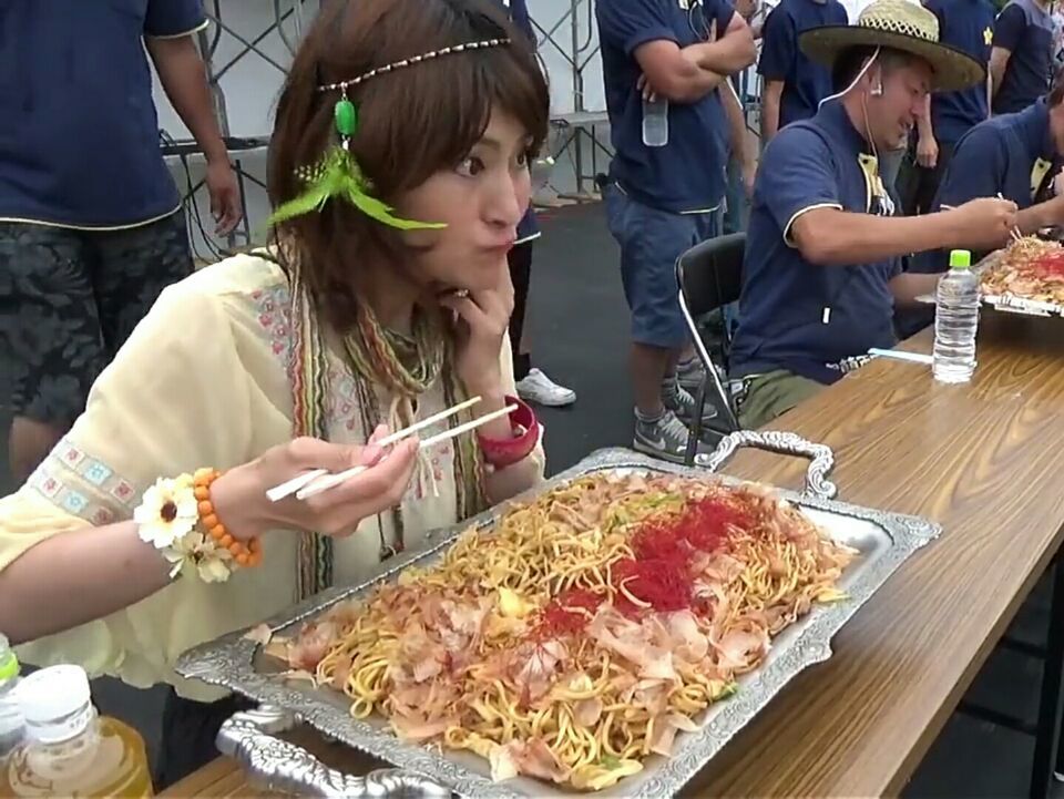 大胃王安吉拉参加炒面大赛,一路领先,其他选手
