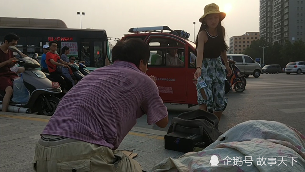 郑州街头女生跪地喜欢磕头癌药费讨妻子遭追男子李易峰的为患图片