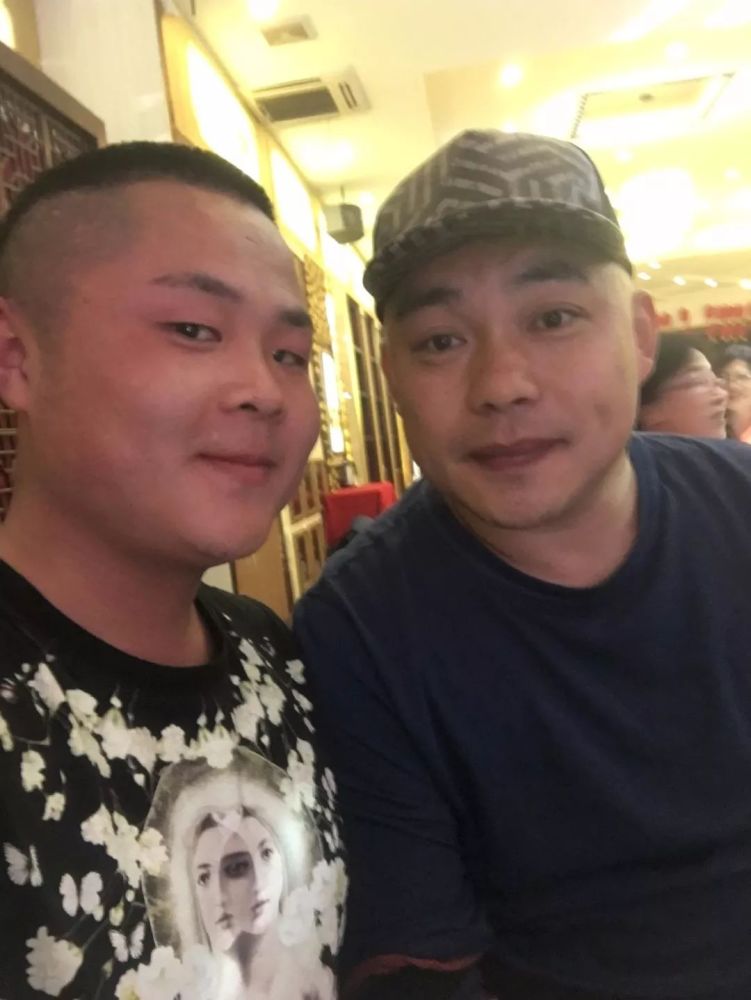 邓粮和电影主演程野合影 邓粮参加综艺节目《大片起来嗨》第二季,与