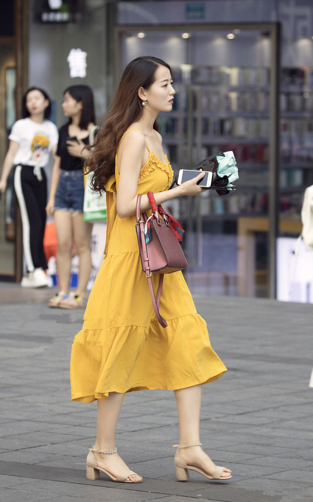 重庆街拍:亮色的裙子在炎热的夏天点亮了色彩