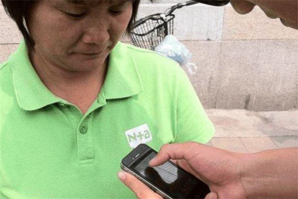 那些大街上见人就问要不要手机的人,他们是如