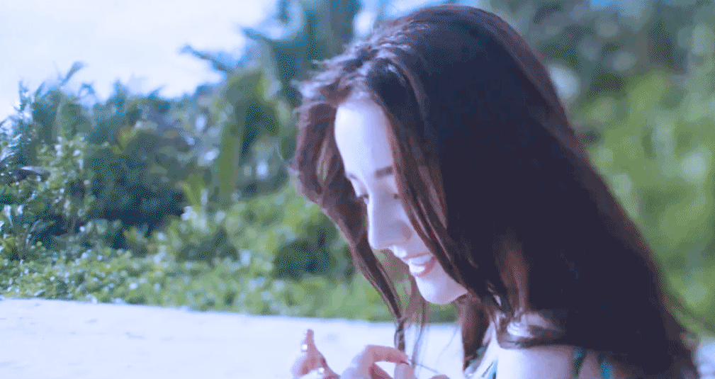 热巴化身沙滩女孩,侧颜闭眼如睡美人,动态图比精修图还要美