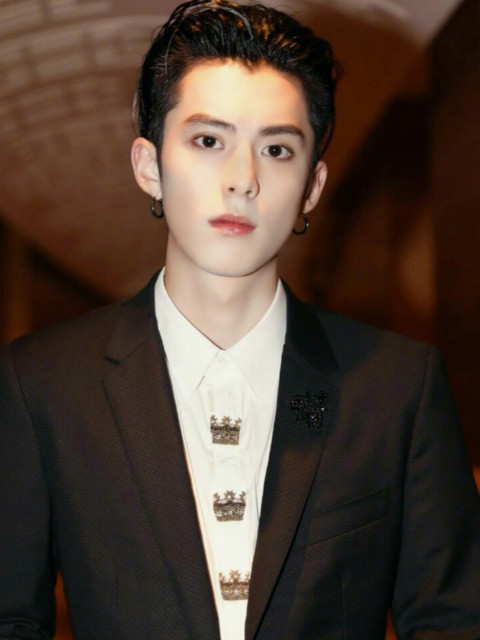 王俊凯:我有红卫衣,王鹤棣:我也有红卫衣,当两人