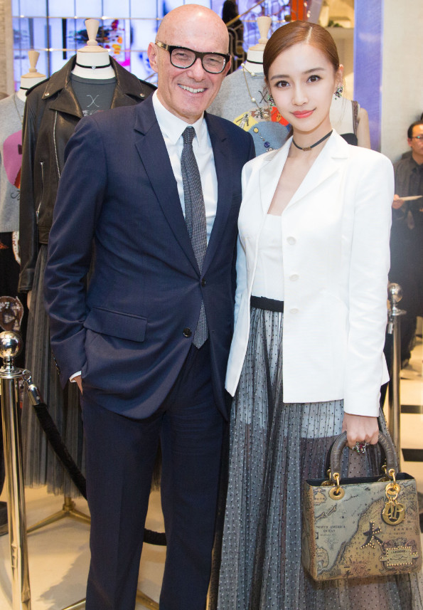 杨颖欧美范亮相,透明纱裙下内容一览无余,网