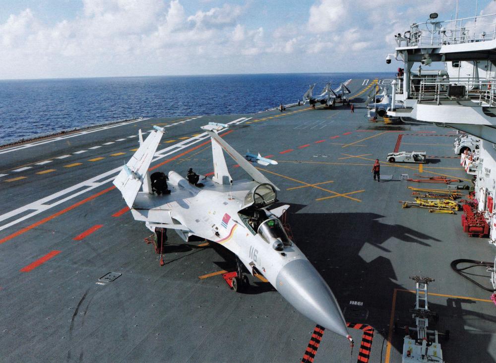 歼15舰载机配装中国心靓照 飞鲨家族未来很