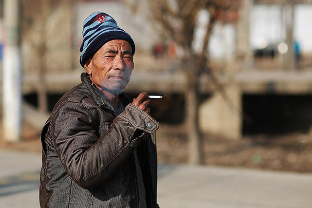 60多岁的农村老人,怎么还要外出打工挣钱?听听他们自己怎么说