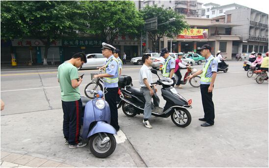 新规定:电动车必须有脚踏板,不然罚款扣车?车主:这规定够扯淡