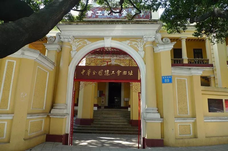 位于越秀区珠江畔团一大广场旁边,与东园连成一片,主体建筑是一栋很有