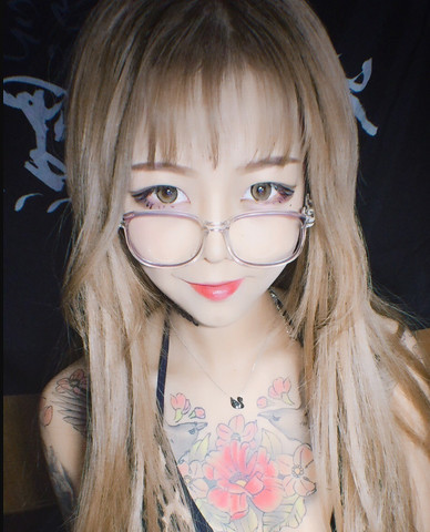 王逗逗的黑色玫瑰和顾茜茜的鸳鸯小鸟纹身