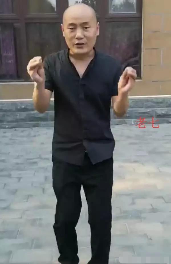 最小的亲弟弟长得比他还老!
