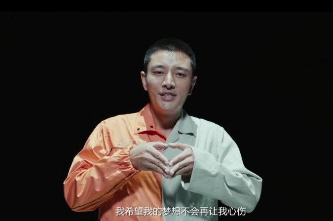 贾乃亮最新近照被曝光，迷彩短袖穿出硬汉的气场，肌肉线条很明显