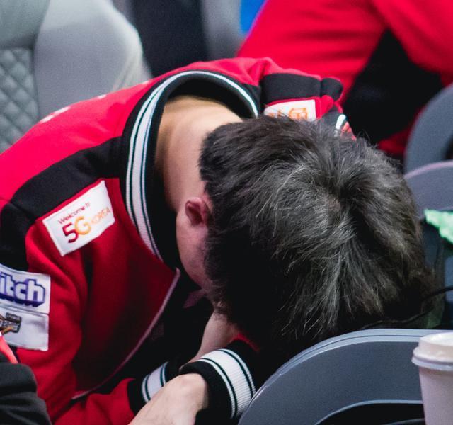 faker最落寞的一次回头,偷家成功想分享,回头却发现空