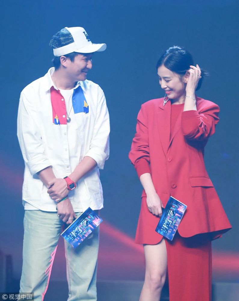 辣妈黄圣依少女容颜露长腿攻气十足 与导演热聊妩媚撩发身材瘦削