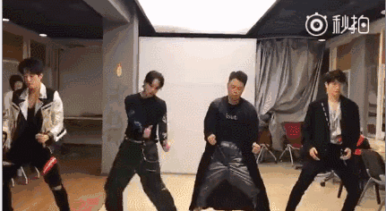 左起第二个 还有这个干净利落的顶胯.