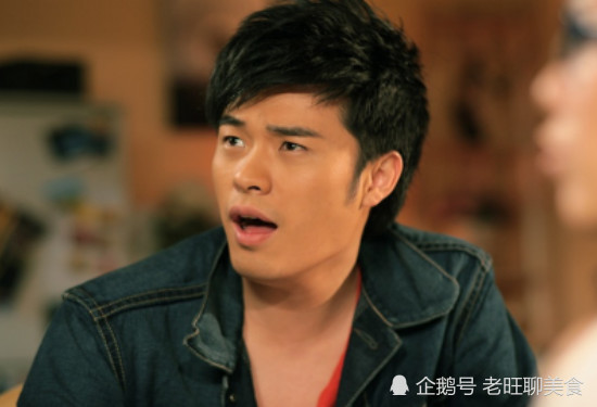 迪丽热巴和陈赫一起吃海鲜,一旁的鹿晗眼神亮