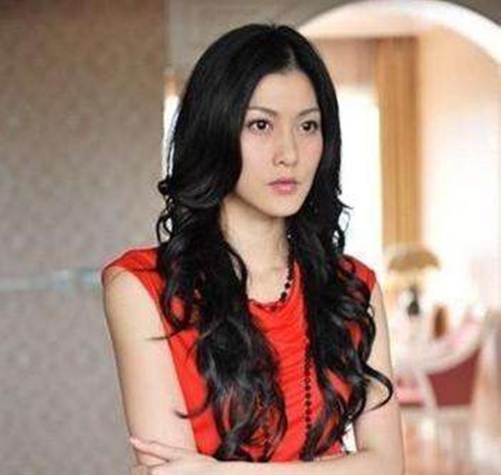 17岁因替父还债出道，演“小三”一炮而红，情路却坎坷至今单身