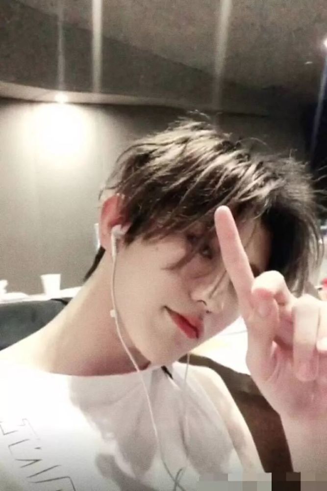 蔡徐坤新歌mv要上线啦!预告湿发魅惑坤!歌曲风