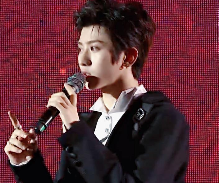 今天蔡徐坤20岁生日,直播录视频卖萌,背后惊现