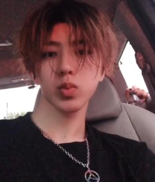 今天蔡徐坤20岁生日,直播录视频卖萌,背后惊现