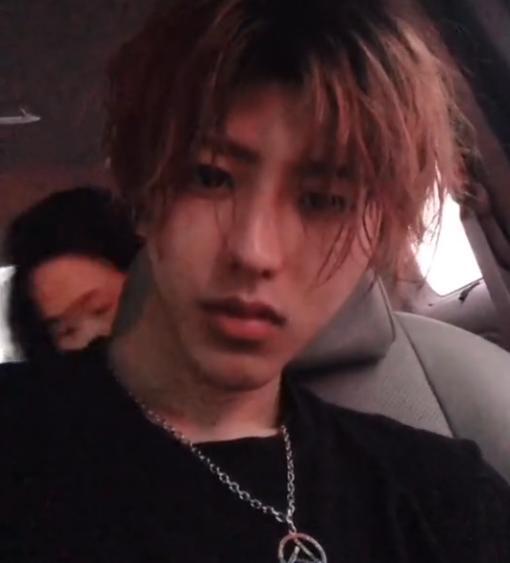 今天蔡徐坤20岁生日,直播录视频卖萌,背后惊现