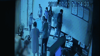 女儿与男网友入住酒店,父亲一怒之下拿刀……监控记录全过程!