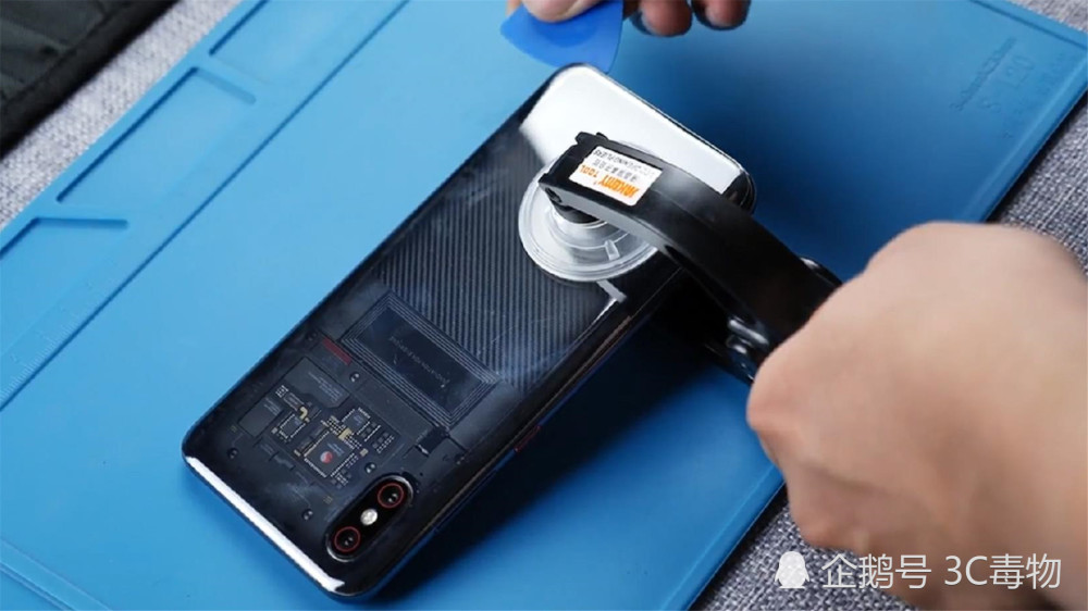 小米8透明探索版拆解:和小米8完全不同 贵100