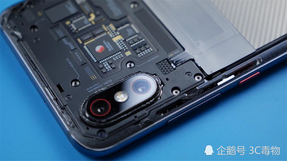 小米8透明探索版拆解:和小米8完全不同 贵100