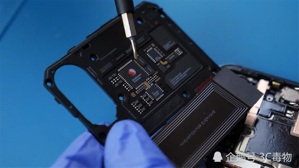 小米8透明探索版拆解:和小米8完全不同 贵100