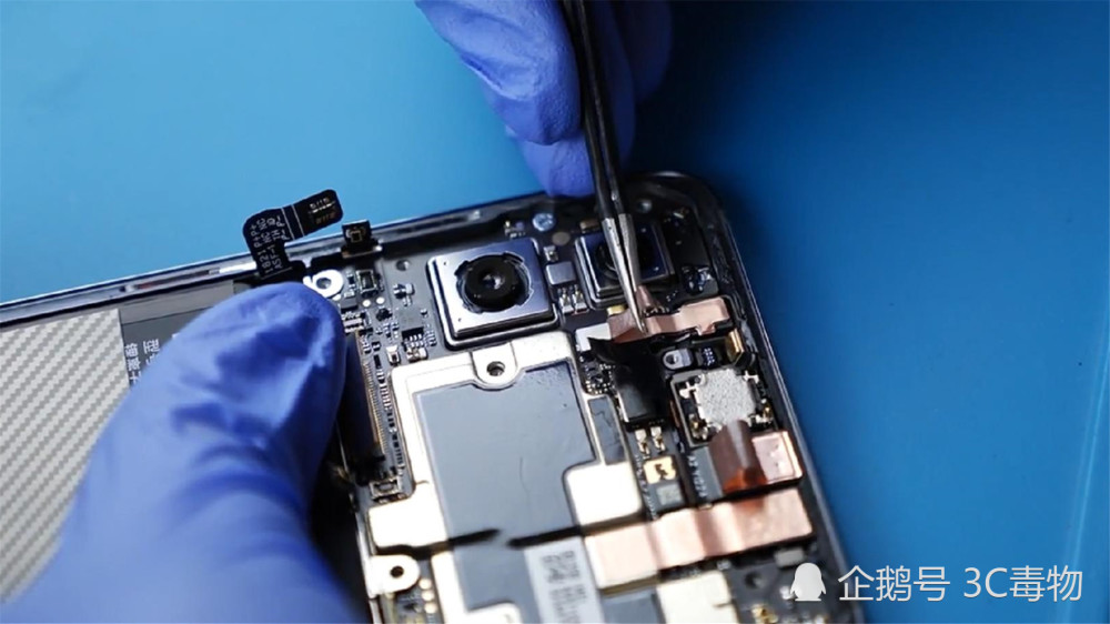 小米8透明探索版拆解:和小米8完全不同 贵100