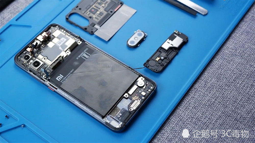 小米8透明探索版拆解:和小米8完全不同 贵100