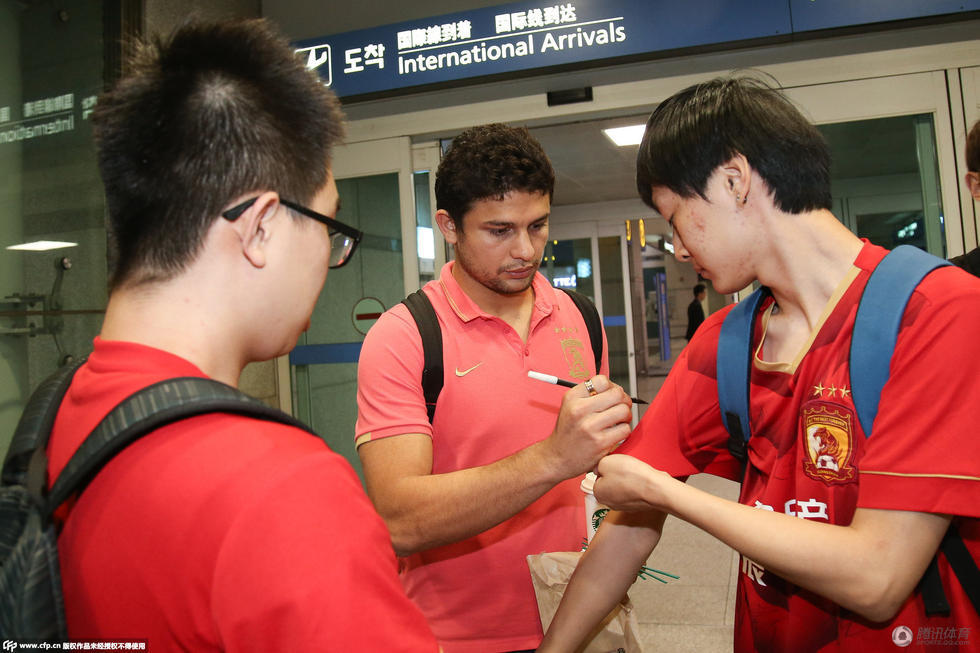 恒大抵韩人气旺 女球迷惹赵旭日害羞_学生时代