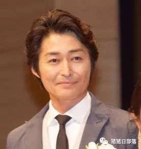 安田顕红毯初体验 感觉自己容光焕发 看点快报