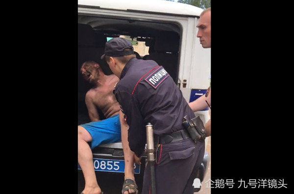 “吃土吧垃圾！”俄罗斯彪悍大妈勇擒年轻小偷，死死压在身下教训辱骂（视频/组图） - 4